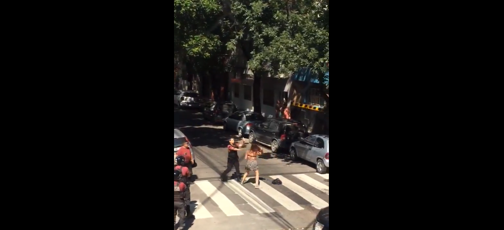 No Me Toques Una Mujer Le Tir Piedras A Los Vecinos Intent