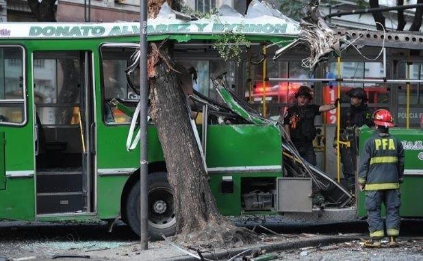 Centro porteño: un colectivo chocó contra un árbol y hay 19 heridos ...