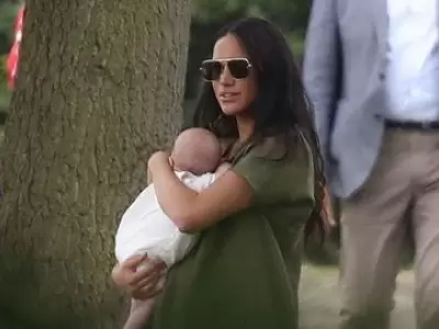 2elle-meghan-markle-archie-harrison-polo-1562773062