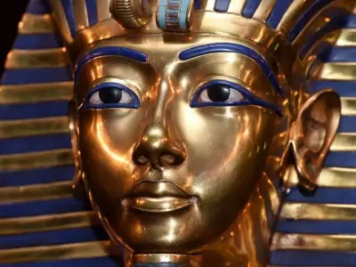 1563371083-Tutankhamun-burial-mask-Getty-960x540