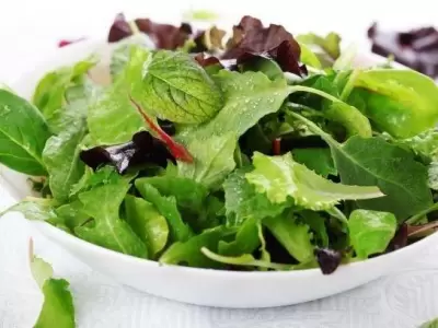 white_bowl_of_salad_greens_on_white_80940670_0