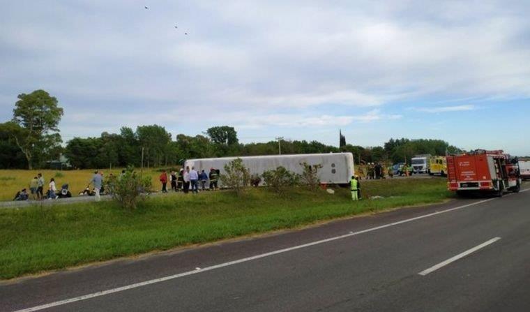 "Las criaturas, un desastre": el testigo del vuelco en la ruta 2 del ...