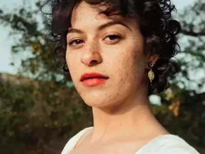 17-alia-shawkat-feature-lede.w512.h600.2x