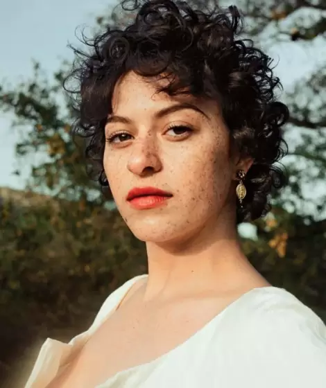 17-alia-shawkat-feature-lede.w512.h600.2x