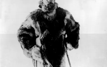 el-explorador-noruego-roald-amundsen-esquiando_806d199f_1301x2000