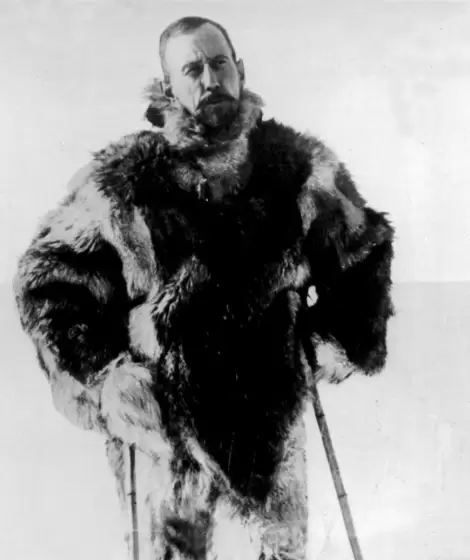 el-explorador-noruego-roald-amundsen-esquiando_806d199f_1301x2000