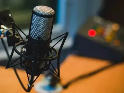 microphone-audio-recording-podcast