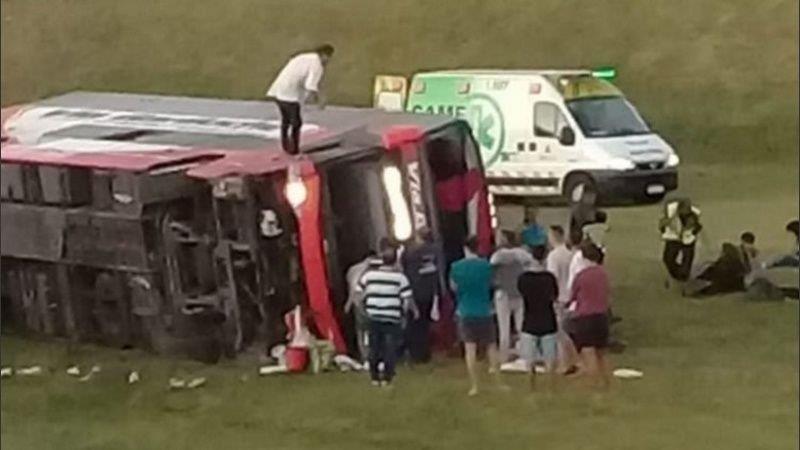 Dos muertos y más de 30 heridos: otro vuelco fatal en la Ruta 2, a la ...