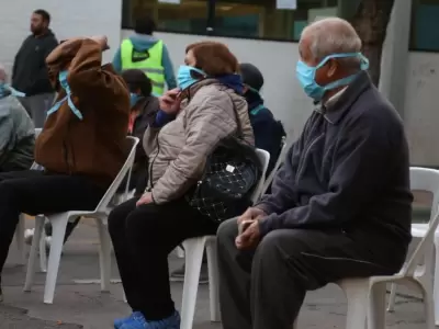 Jubilados-esperando-sentados-en-las-afueras-de-los-bancos