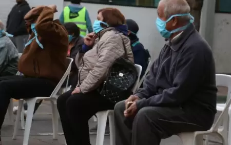 Jubilados-esperando-sentados-en-las-afueras-de-los-bancos