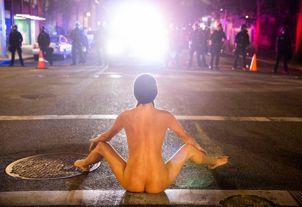 La increíble historia de la mujer desnuda que desafía a la policía en las  protestas contra Trump - Big Bang! News