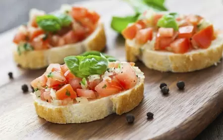 bruschetta-de-tomate-muzarella-y-albahaca 1