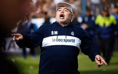 Presentacion-Diego-Maradona-DT-Gimnasia-y-Esgrima-de-La-Plata-11