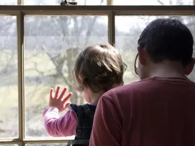 padre-con-su-hija-en-casa