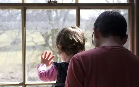 padre-con-su-hija-en-casa