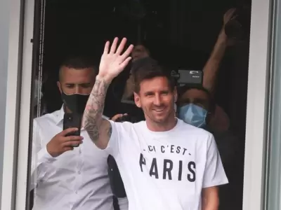 messi-paris-aeropuerto-saludo-psg_1440x810_wmk