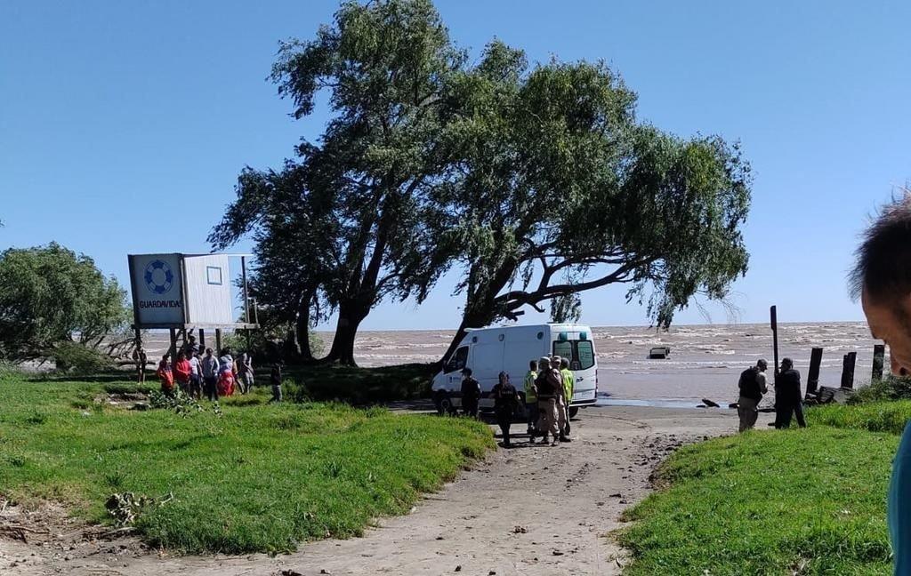 Terrible: un hombre murió ahogado en el río tras rescatar a sus dos ...