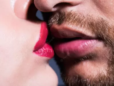 sensual-pareja-besandose-labios-jovenes-amantes-beso_265223-20485