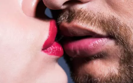 sensual-pareja-besandose-labios-jovenes-amantes-beso_265223-20485