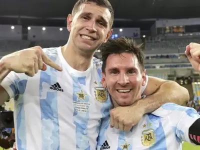 dibu-martinez-y-messi_crop1647608606573.png_374740764 (1)