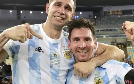 dibu-martinez-y-messi_crop1647608606573.png_374740764 (1)