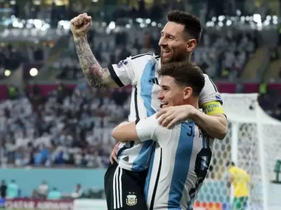 Messi-y-Julian-Alvarez-celebran-el-primer-gol-de-Argentina-contra-Australia.