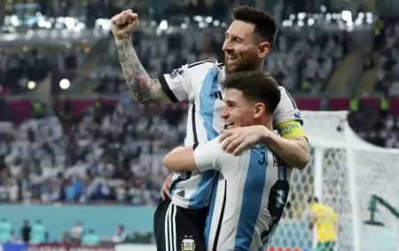 Messi-y-Julian-Alvarez-celebran-el-primer-gol-de-Argentina-contra-Australia.