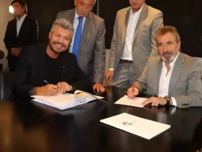 Marcelo Tinelli y Daniel Vila, cuando firmaron el contrato del conductor para incorporarse a Amrica TV.