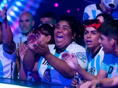 Camila Deniz en la tribuna de Gran Hermano, bancando a Thiago Medina.