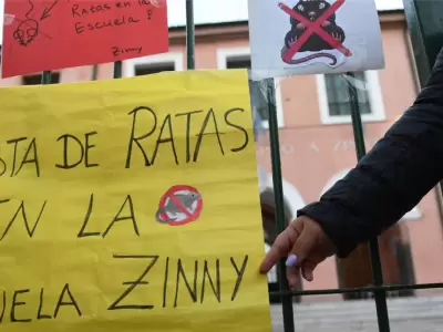 La-comunidad-educativa-de-la-escuela-Zinny-realiz-un-abrazo-simblico-este-jueves