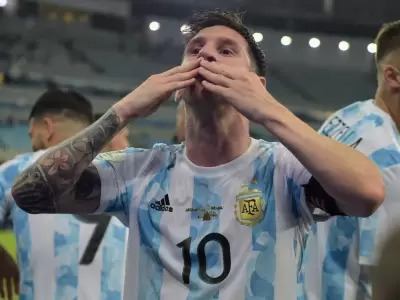 lionel-messi-besos-aire