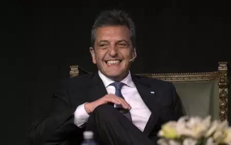 fotogaleria-el-ministro-de-economia-argentino-y-precandidato-presidencial-sergio-massa-sonrie-tras-pronunciar-un-discurso-con-propuestas-electorales-a