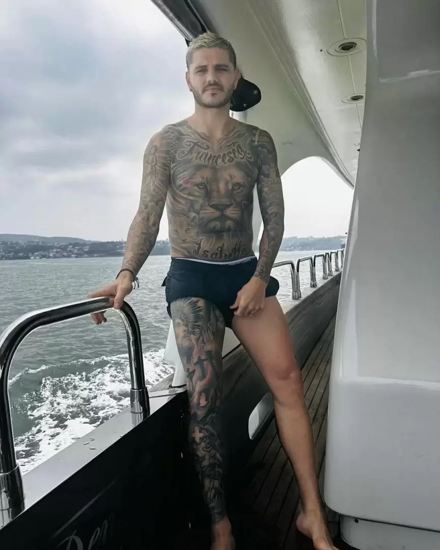 Mauro Icardi, de vacaciones en un yate.