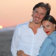 Desesperadas muestras de amor y denuncias: Pampita neg la crisis con Moritn y culp a la "poltica"