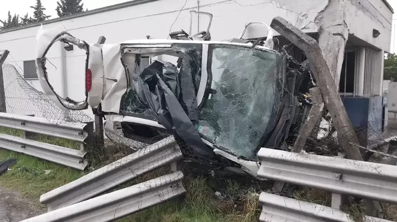 As qued el auto que choc contra la cabina del peaje en la Autopista del Oeste