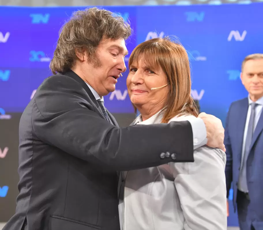 Abrazo forzado de Javier Milei  a Patricia Bullrich