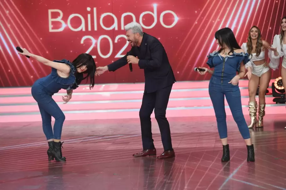 Ftima Florez junto a Marcelo Tinelli haciendo una imitacin de Marixa Balli, con la bailarina presente.