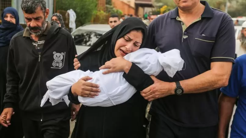 Una madre palestina llora a su hijo muerto.