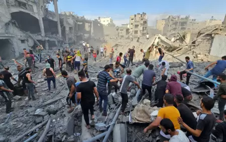 Civiles palestinos buscan víctimas entre los escombros que quedaron tras el bombardeo israelí en un centro de refugiados.