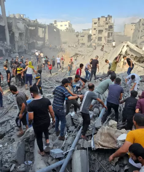 Civiles palestinos buscan vctimas entre los escombros que quedaron tras el bombardeo israel en un centro de refugiados.