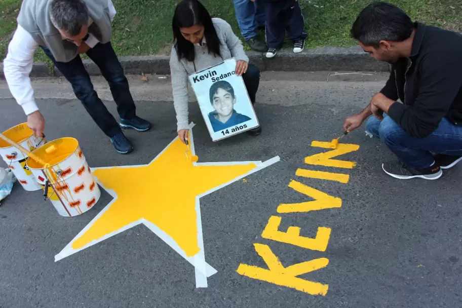 Viviam Perrone pintando la estrella amarilla que representa a Kevin