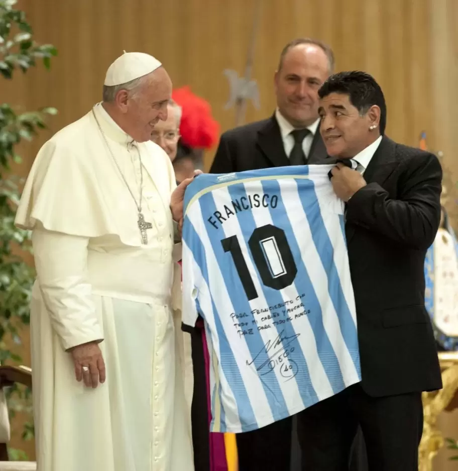 Diego entregndole la "10" de la Seleccin al Papa