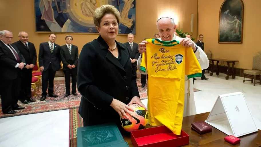 Bergoglio con la camiseta que le regal Pel