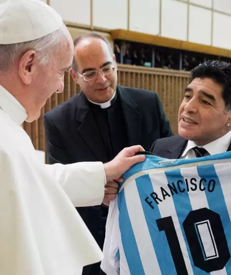 El Papa Francisco eligi a Pel por sobre Messi y apunt contra Maradona: "Como hombre fall"