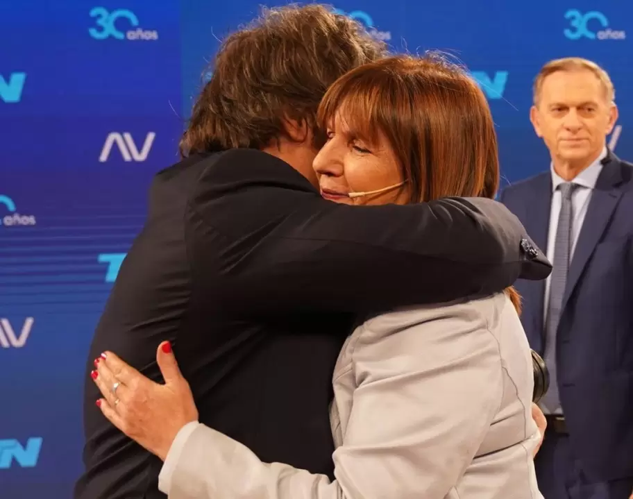 Abrazo entre Javier Milei y Patricia Bullrich