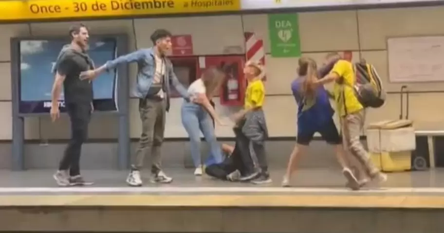 Una escena de la pelea entre dos hinchas de River Plate y una familia de Boca Juniors en la estacin Once de la lnea H del subte porteo.