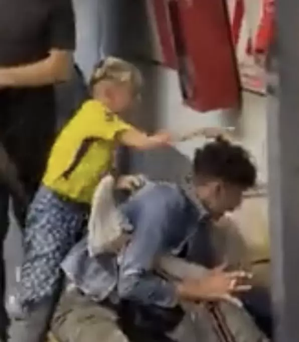 El hijo del vendedor que se pele en el subte, defendiendo a su padre en la pelea.