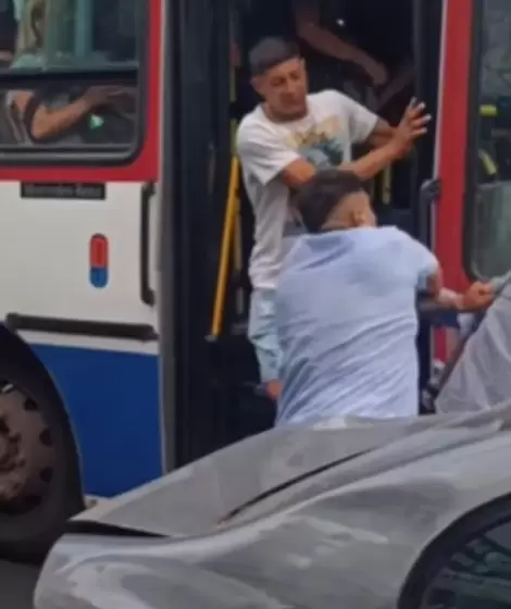 "Dale bomba ac": pias, patadas e insultos entre un colectivero de la lnea 620 y un automovilista