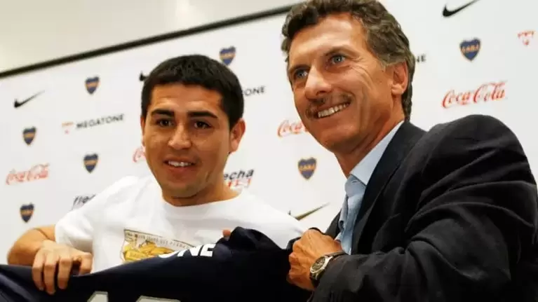 Juan Román Riquelme y Mauricio Macri, cuando eran futbolista y presidente de Boca Juniors.