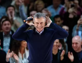 Mauricio Macri haciendo el famoso Topo Giggio que alguna vez le dedic Juan Romn Riquelme.